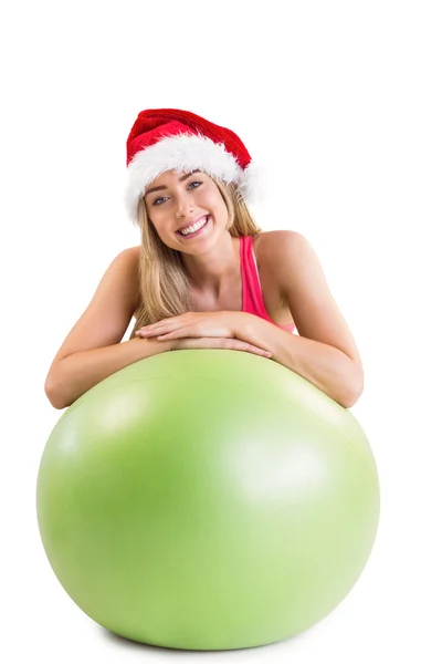 Festive fit bionda in posa con palla esercizio — Foto Stock