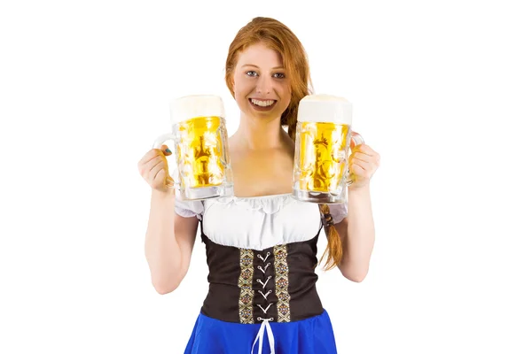 Oktoberfest chica sosteniendo jarras de cerveza —  Fotos de Stock