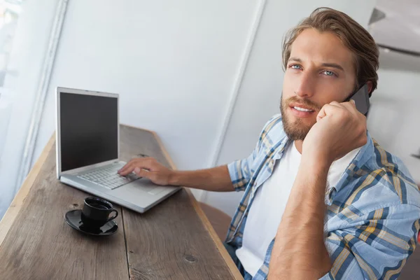 Casual man using laptop having coffee — Stock Photo, Image