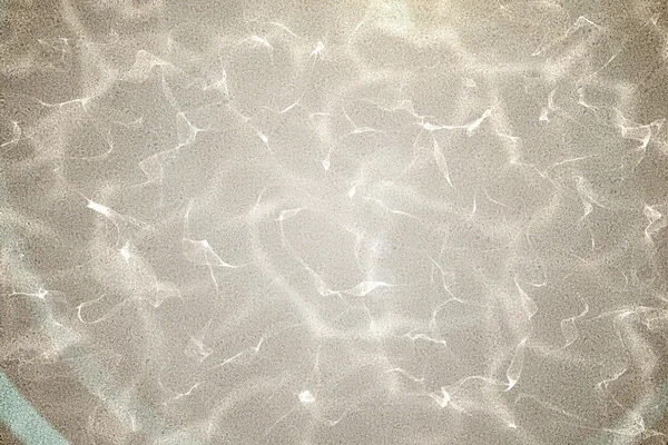 Grå poolen under starkt ljus — Stockfoto