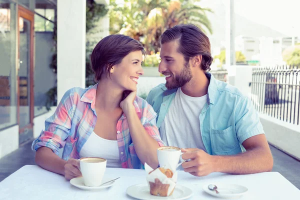 Pareja feliz disfrutando del café juntos — Foto de Stock