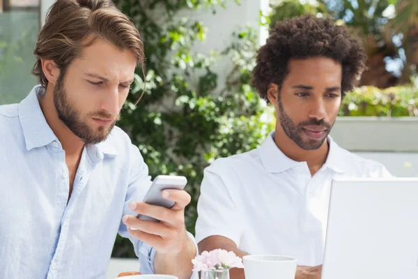 Twee drukke vrienden hebben koffie samen — Stockfoto