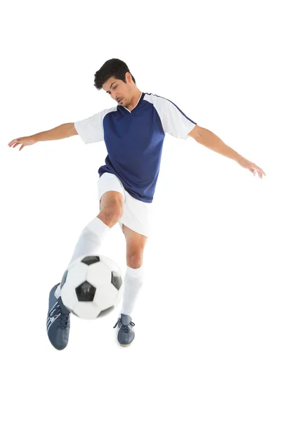 Fit player kicking football — Stock Photo, Image