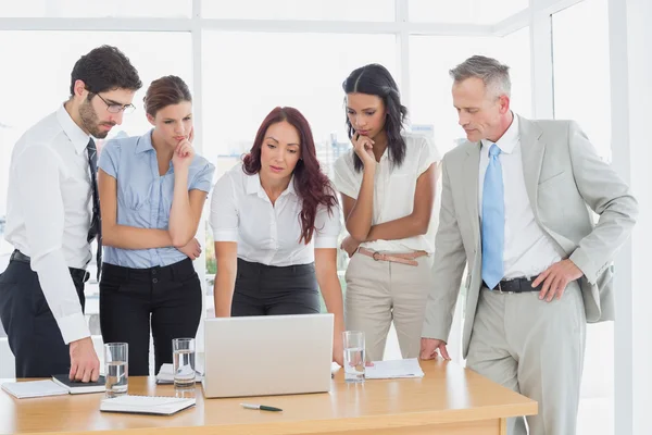 Wirtschaftsteam bespricht Details der Arbeit — Stockfoto