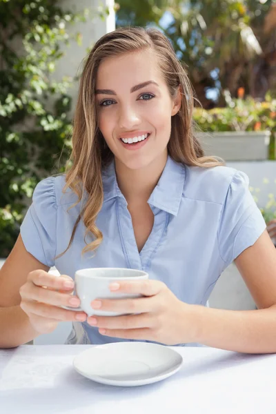 Красивая женщина пьет кофе — стоковое фото