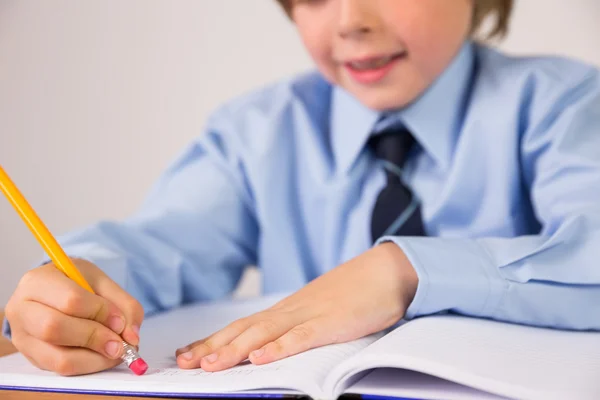 Student schreibt Notizen in Notizblock — Stockfoto