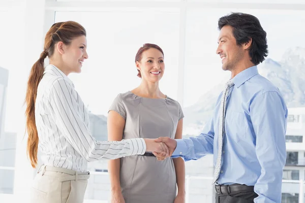 Hombre de negocios estremeciendo colegas mano — Foto de Stock