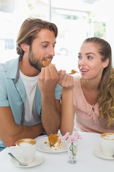 Pareja feliz disfrutando de café y pastel —  Fotos de Stock