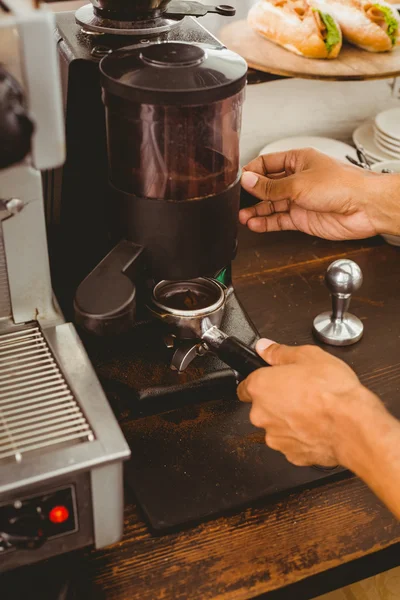 Barista moagem de grãos de café fresco — Fotografia de Stock