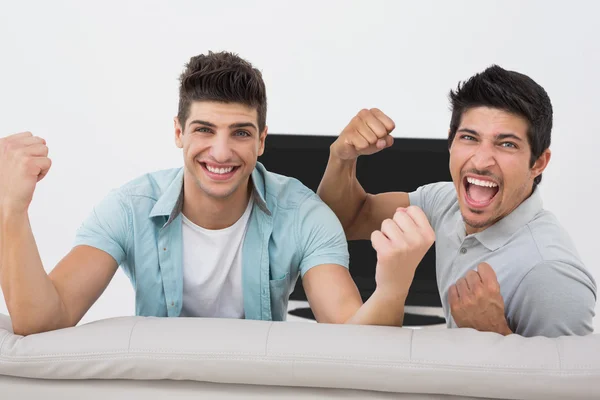 Torcedores de futebol excitados assistindo tv — Fotografia de Stock