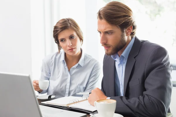 Compañeros de negocios teniendo una reunión — Foto de Stock