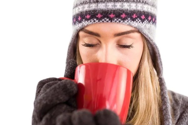 Joyeux blonde en vêtements d'hiver tenant tasse — Photo