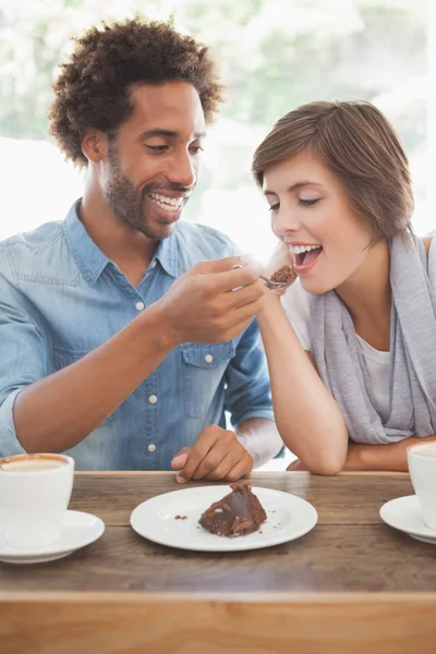 Cuplu ocazional cu cafea și tort împreună — Fotografie, imagine de stoc