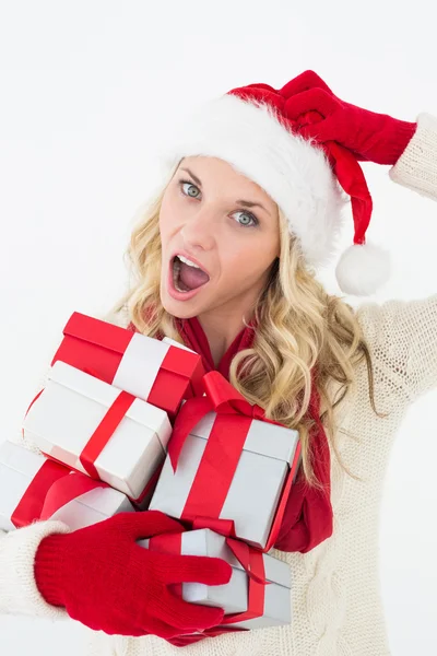 Santa mujer rascándose la cabeza y sosteniendo regalos — Foto de Stock