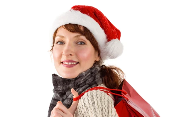 Femme souriante portant le chapeau de Père Noël — Photo