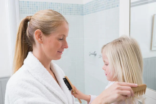 Madre e hija cepillando el cabello — Foto de Stock