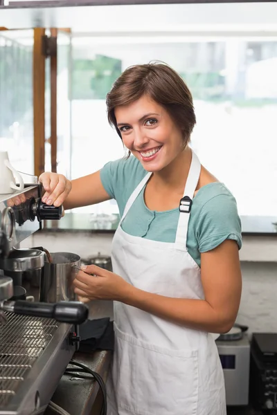 Hezká barista kouřící džbán mléka na kávovar — Stock fotografie