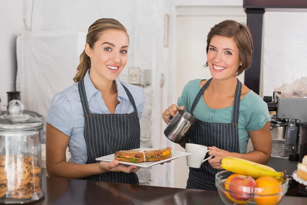 Mooie serveersters werken met een glimlach — Stockfoto