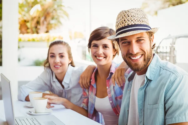 Happy vänner njuter av kaffe tillsammans — Stockfoto