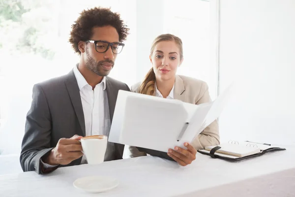 Gente de negocios tomando café mirando el archivo — Foto de Stock