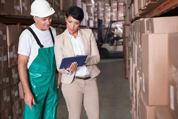 Magazzino lavoratore e manager utilizzando tablet — Foto Stock