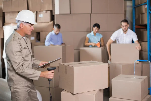 Trabajadores de almacén que preparan el envío en — Foto de Stock