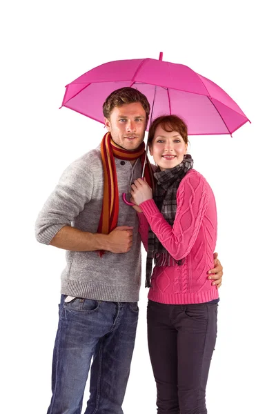 Casal de pé debaixo de um guarda-chuva — Fotografia de Stock
