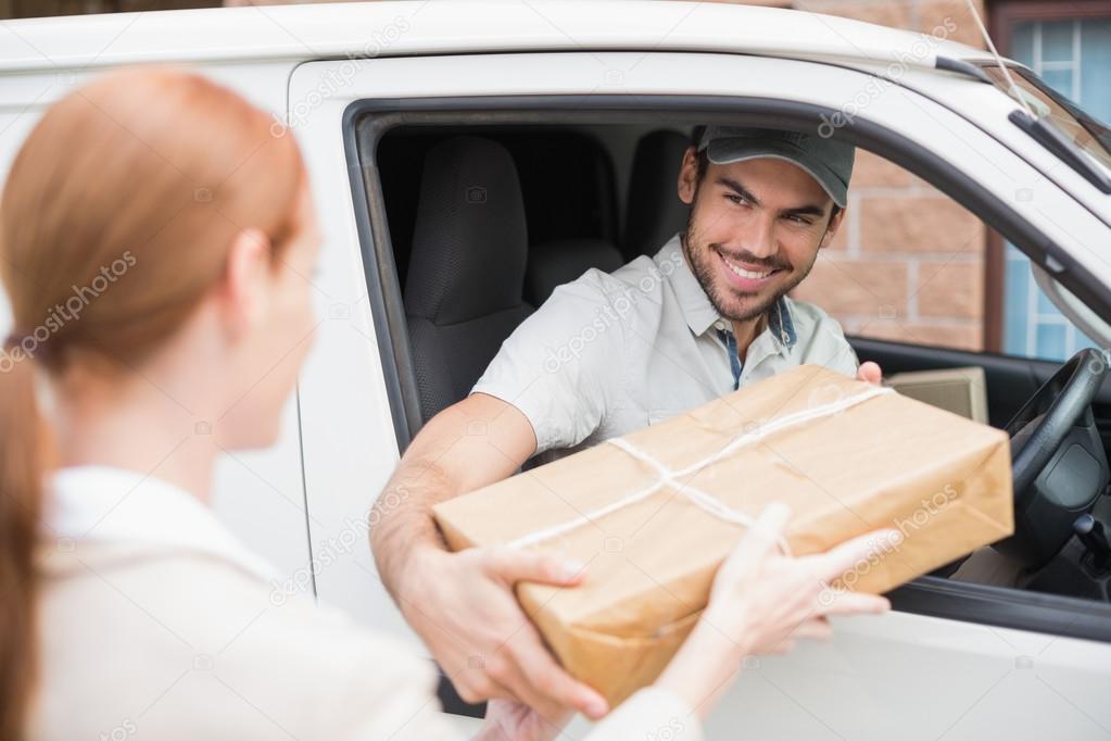 Delivery driver handing parcel to customer — Stock Photo