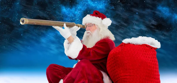 Babbo Natale che guarda attraverso il telescopio — Foto Stock