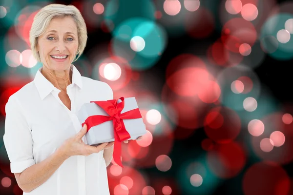 Samengestelde afbeelding van volwassen vrouw met cadeau — Stockfoto