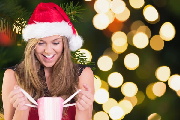 Immagine composita di bionda festiva che tiene una borsa regalo — Foto Stock