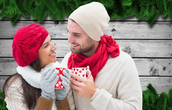 Winterpaar hält Tassen in der Hand — Stockfoto