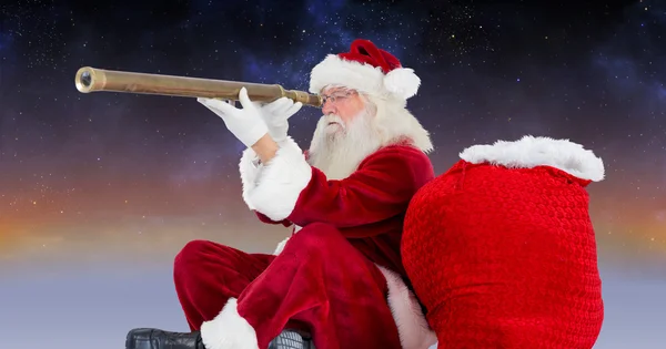 Santa Claus mirando a través del telescopio —  Fotos de Stock