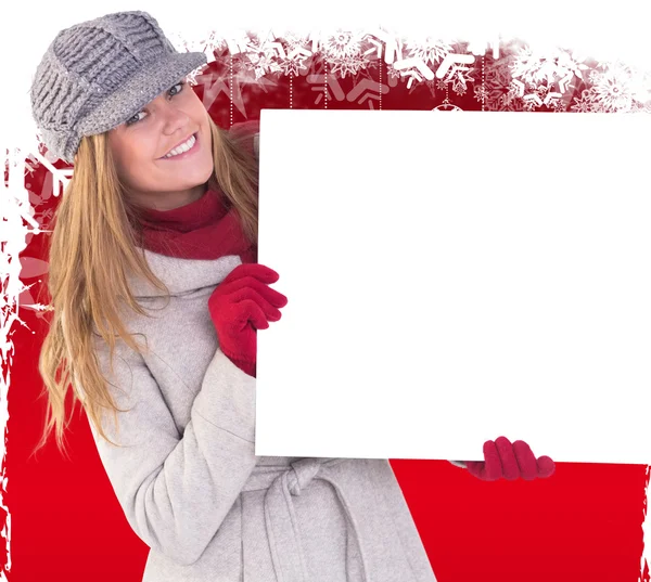 Glückliche Blondine in Winterkleidung zeigt Karte — Stockfoto