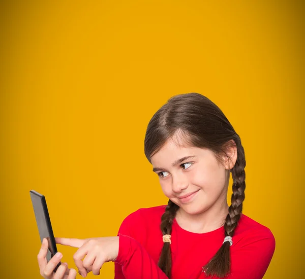 Imagen compuesta de una niña linda usando un teléfono inteligente — Foto de Stock