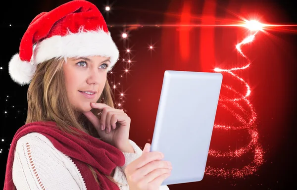 Feestelijke blonde kijken naar tablet pc — Stockfoto