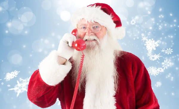 Zusammengesetztes Bild von Weihnachtsmann am Telefon — Stockfoto