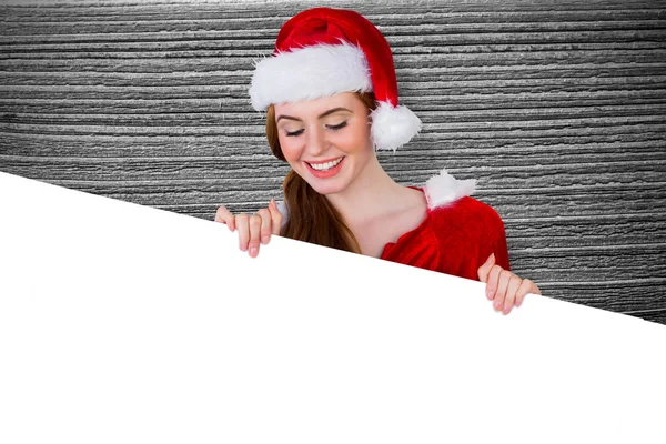 Hübsches Mädchen im Weihnachtsmann-Kostüm zeigt Karte — Stockfoto