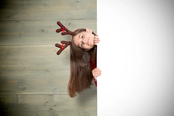 Menina festiva mostrando cartão — Fotografia de Stock