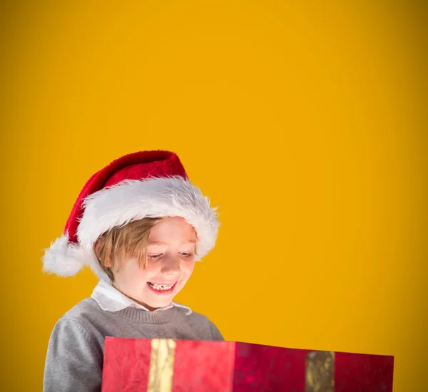 Zusammengesetzte Bild von festlichen Jungen Eröffnungsgeschenk — Stockfoto