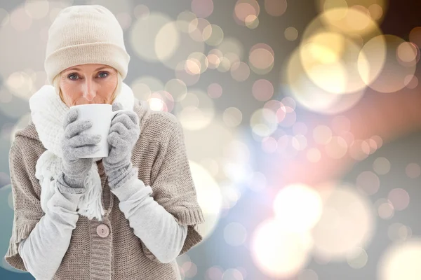 Woman in warm clothing holding mugs — Stock Photo, Image