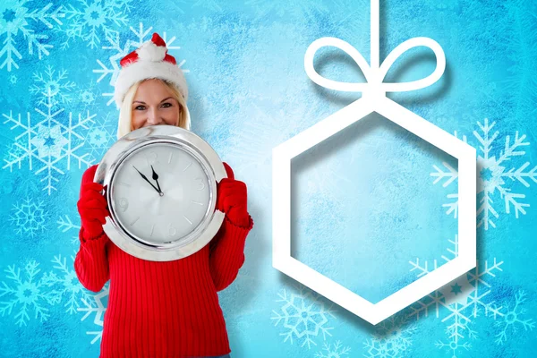 Image composite de joyeuse blonde festive avec horloge — Photo