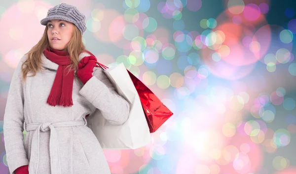 Glückliche Blondine in Winterkleidung posiert — Stockfoto
