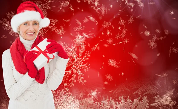 Immagine composita di donna festiva che tiene il regalo — Foto Stock