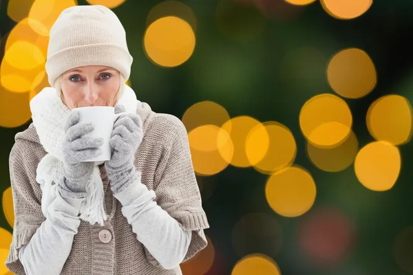 Donna in abiti caldi in possesso di tazze — Foto Stock