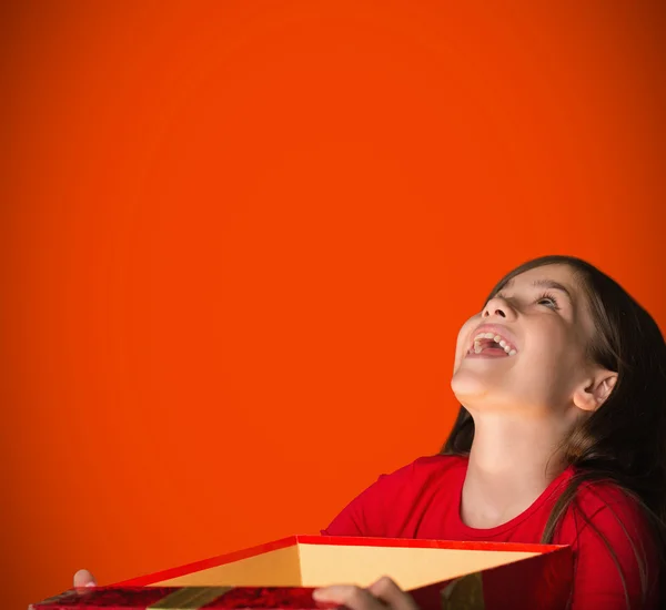 Samengestelde afbeelding van gelukkig meisje geschenk doos — Stockfoto