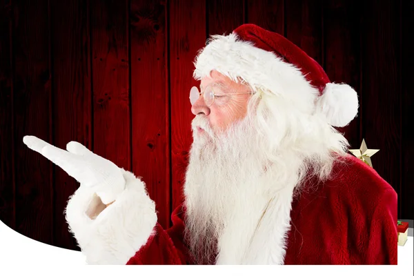 Immagine composita di Babbo Natale che soffia — Foto Stock