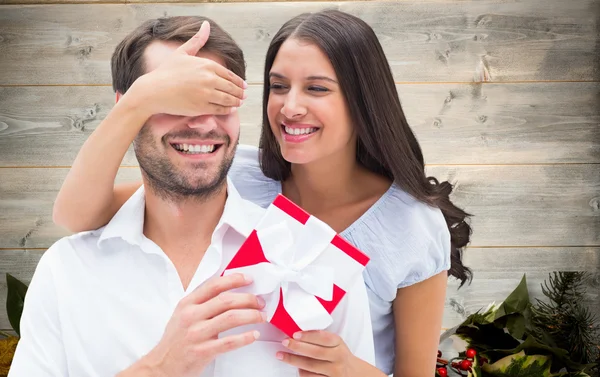 Mujer sorprendente novio con regalo — Foto de Stock