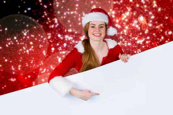Hezká dívka v kostýmu santa zobrazení karta — Stock fotografie