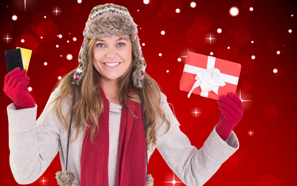 Rubia feliz en ropa de invierno sosteniendo regalos — Foto de Stock